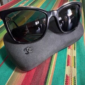 CHANEL Elegant Black Sunglasses